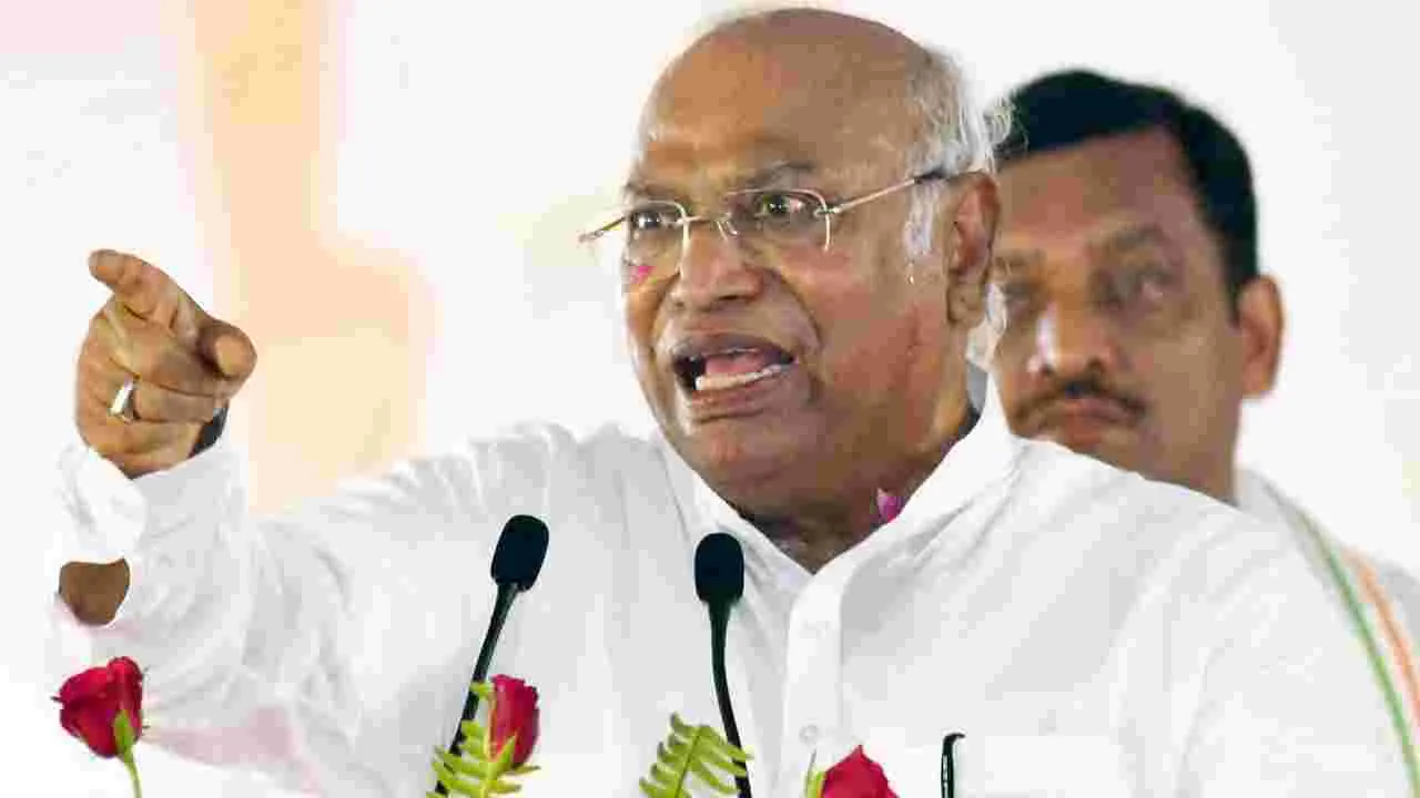 Kharge: ఎమర్జెన్సీపై కేంద్రం డ్రామాలు: కాంగ్రెస్‌