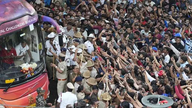 తొక్కిసలాట ఘటనలో ఐపీఎస్‌ సస్పెన్షన్‌ రద్దు