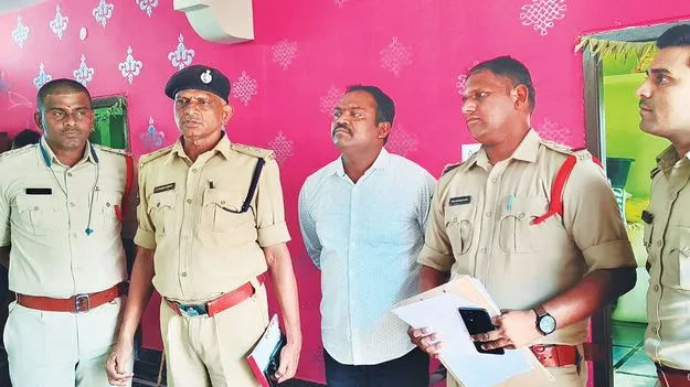 పట్టపగలే తాళంవేసిన ఇంట్లో   బంగారు ఆభరణాలు, నగదు చోరీ