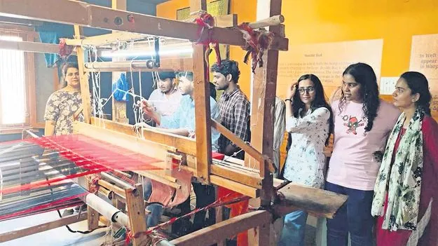 పోచంపల్లిలో ఫ్యాషన్‌ విద్యార్థుల సందడి 