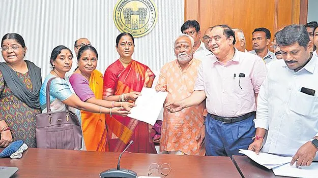 Konda Surekha: డిప్యూటేషన్లు నిలిపేయండి