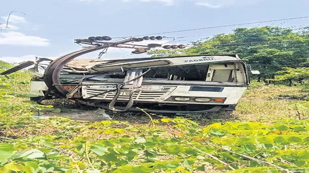 త్రుటిలో తప్పిన పెను ప్రమాదం