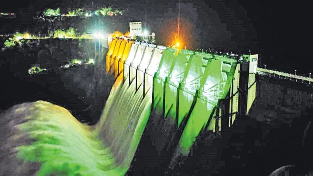 Flood Inflows: కృష్ణా తరంగిణి తొణికిసలు!