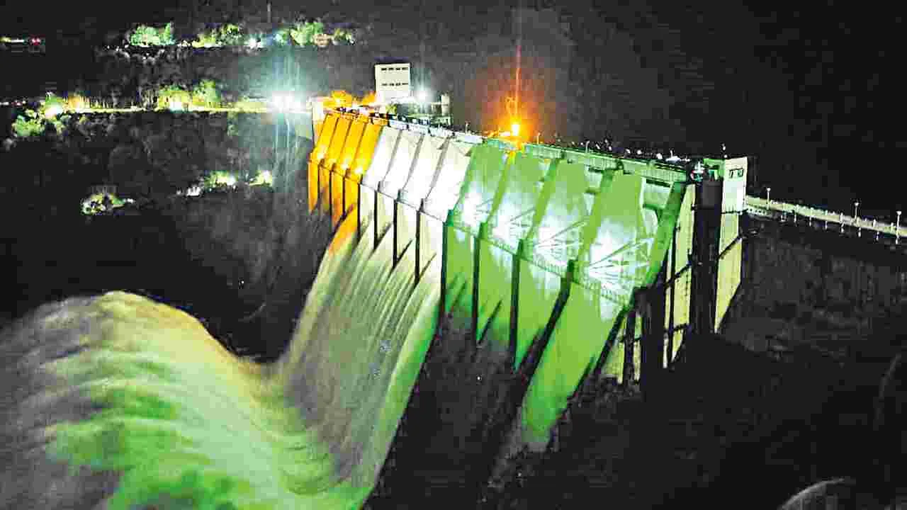 Flood Inflows: కృష్ణా తరంగిణి తొణికిసలు! 