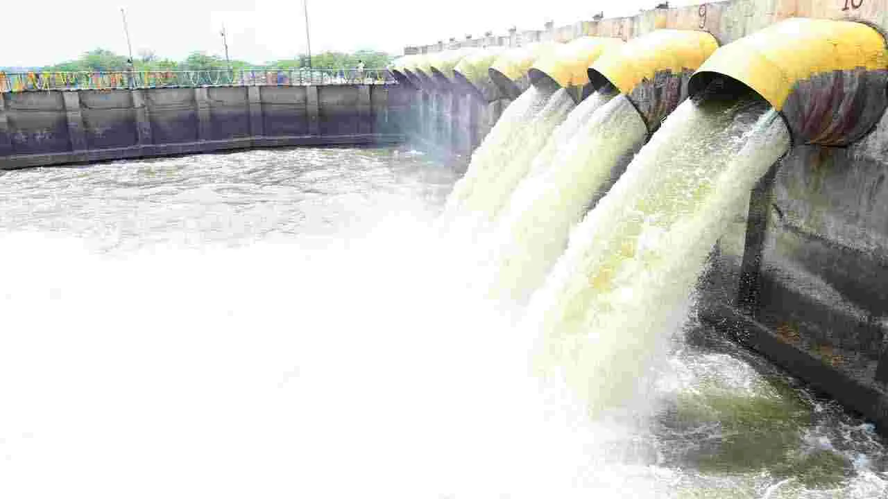 హంద్రీ నీవాకు నీరు విడుదల చేసిన చంద్రబాబు..