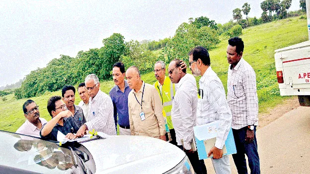 ఎయిర్ పోర్టుకు విద్యుత్ లైన్ల ఏర్పాటుకు పరిశీలన