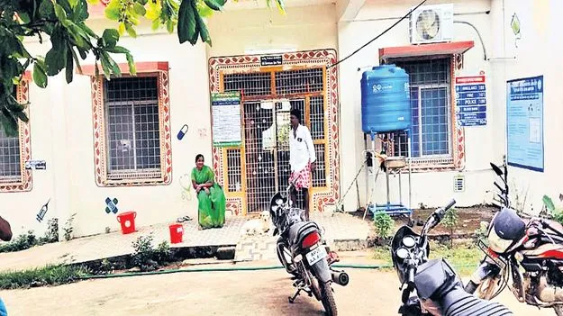 కంఠారం పీహెచ్‌సీలో అందని వైద్య సేవలు