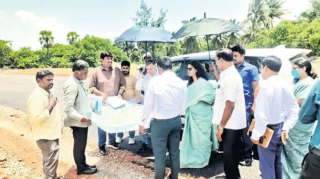 బల్క్‌ డ్రగ్‌ పార్కు ప్రాంతంలో పరిశ్రమల కార్యదర్శి పర్యటన