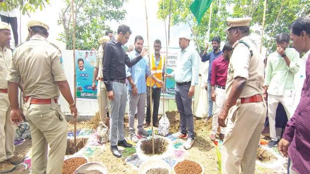 మొక్కలు నాటి పర్యావరణాన్ని పరిరక్షిద్దాం