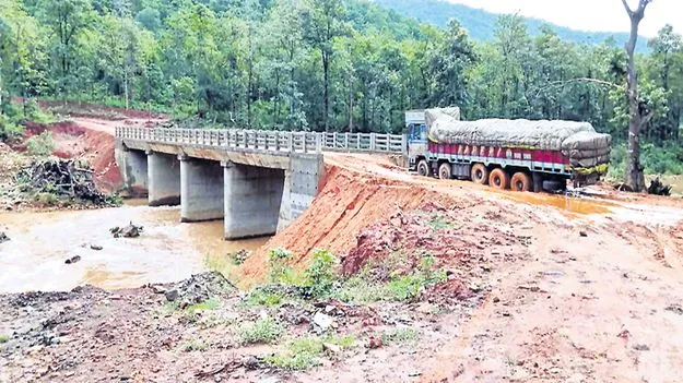 పిల్లిగెడ్డ వంతెన వద్ద కూరుకుపోయిన లోడ్ లారీ
