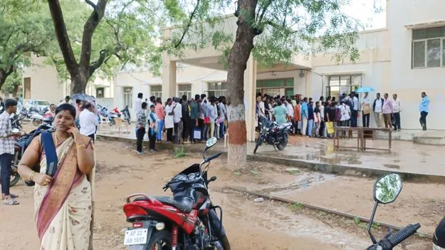 వర్షంలోనే ఎప్‌సెట్‌ ధ్రువపత్రాల పరిశీలన