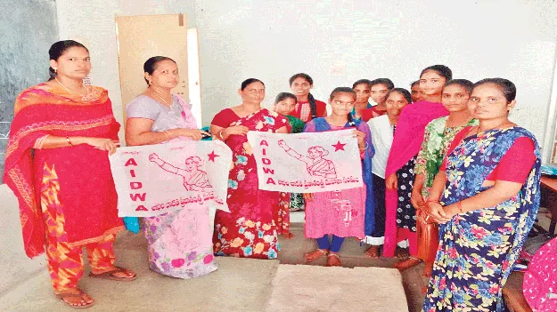 కళాశాలలో మూత్రశాలలు ఏర్పాటు చేయాలి 