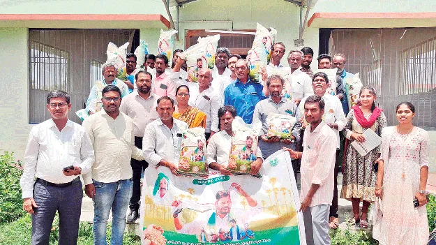 రైతులకు విత్తనాల పంపిణీ 