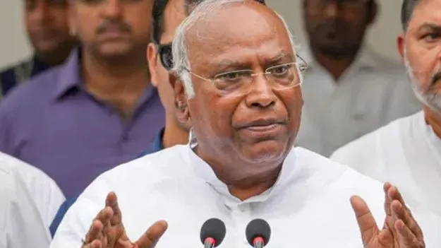 ‘ఉపాధి’ వ్యయంపై పరిమితి దారుణం: ఖర్గే