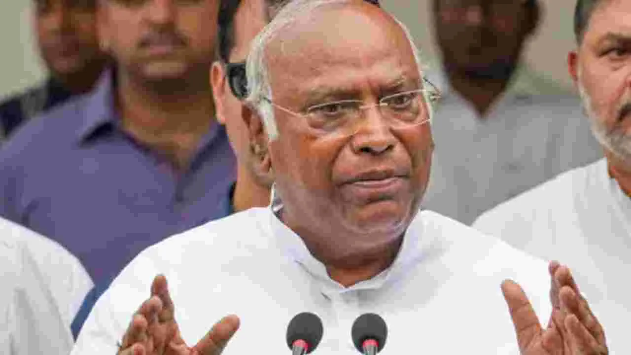 ‘ఉపాధి’ వ్యయంపై పరిమితి దారుణం: ఖర్గే