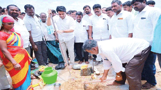 ఇందిరమ్మ ఇళ్ల నిర్మాణానికి భూమిపూజ