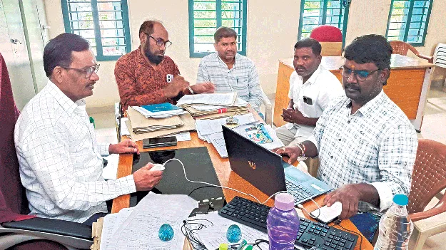 భూ భారతి వినతులకు పరిష్కారం చూపాలి