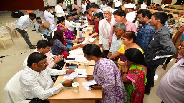 ప్రజావాణికి 328 దరఖాస్తులు