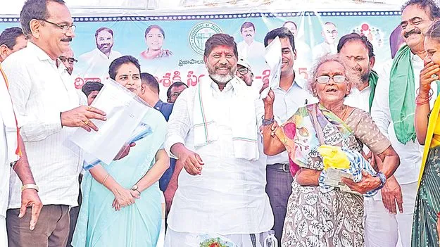 Khammam: భట్టికి అవ్వ ఆశీర్వాదం!