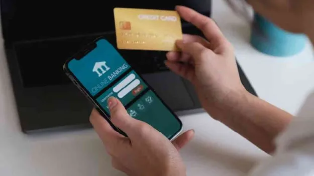 నెలవారీ ఖర్చులకూ క్రెడిట్‌ కార్డులే దిక్కు