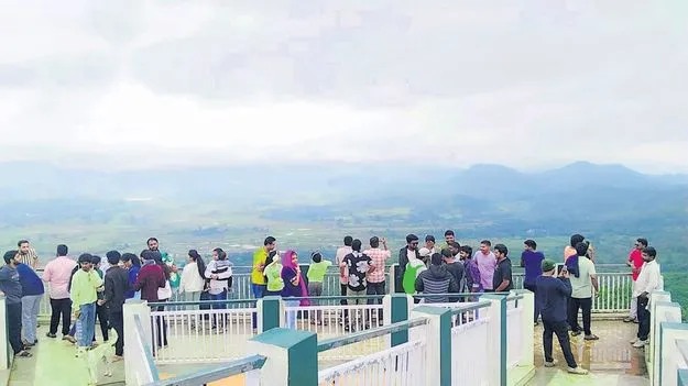 లంబసింగిలో పర్యాటకుల సందడి