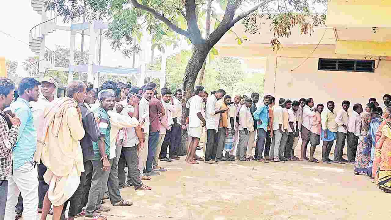 Urea Shortage: యూరియా కోసం బారులు