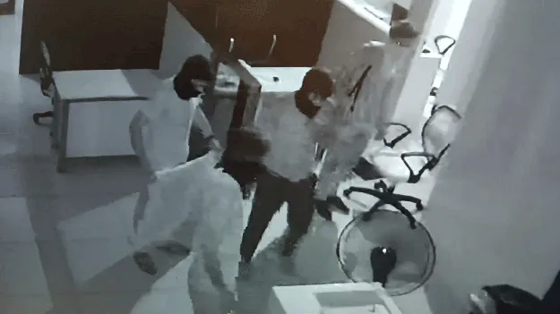 కాళ్లు, చేతులు కట్టేసి దోపిడీ 