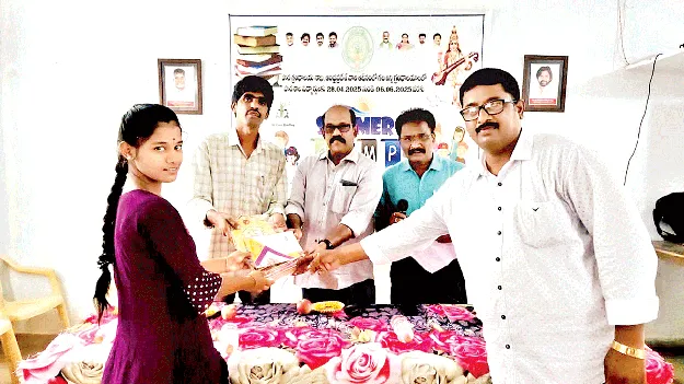 పుస్తక పఠనం అలవాటు చేసుకోవాలి