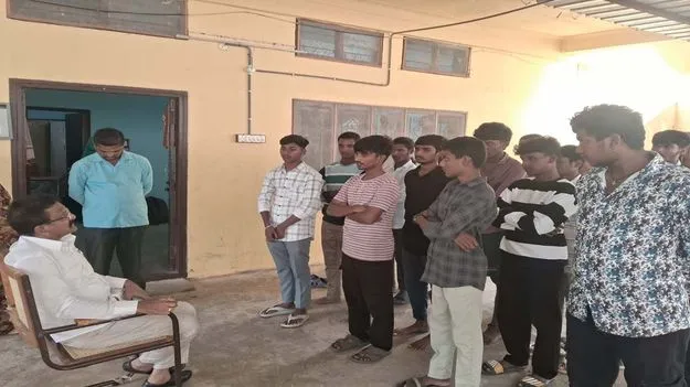 వార్డెన్‌ నిర్లక్ష్యంపై విద్యార్థుల రాస్తారోకో 