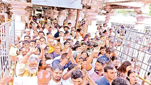  శ్రీశైలం, మహానంది క్షేత్రాల్లో భక్తుల రద్దీ