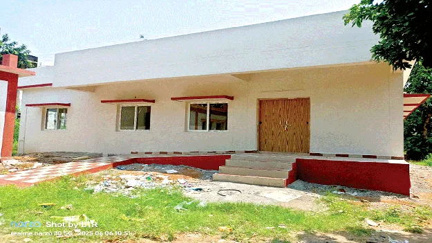 భవనం నిర్మించారు.. మరుగుదొడ్లు మరిచారు 