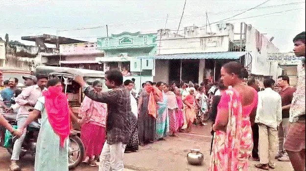 రోడ్డెక్కిన మహిళలు