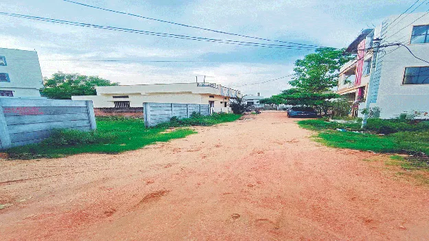 కనిపించని సీసీరోడ్లు, డ్రైనేజీలు 