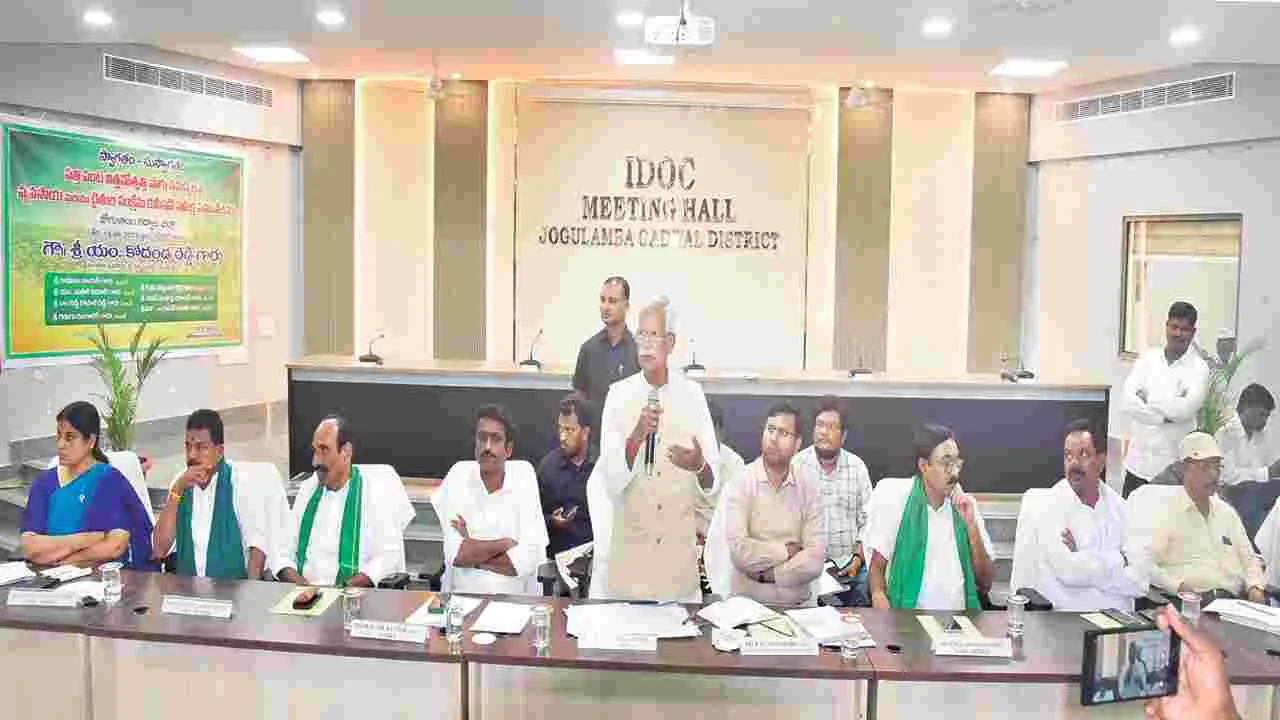  అన్నింట్లో కమీషన్‌తో రూ.కోట్లకు పడగలెత్తారు
