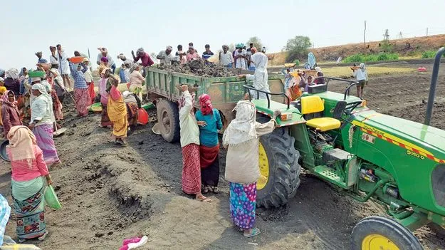 ‘ఉపాధి’ కూలీలకు  అందని వేతనాలు