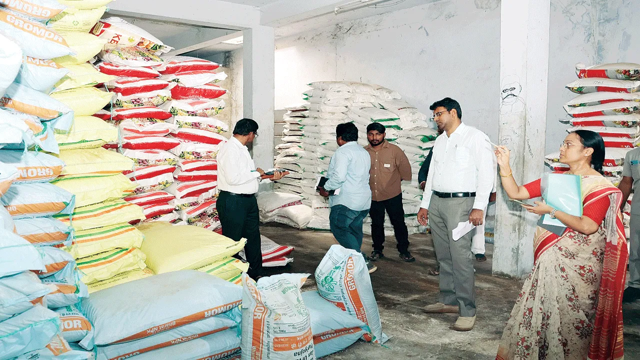 ఎరువులు బ్లాక్‌ మార్కెట్‌కు తరలిస్తే చర్యలు 