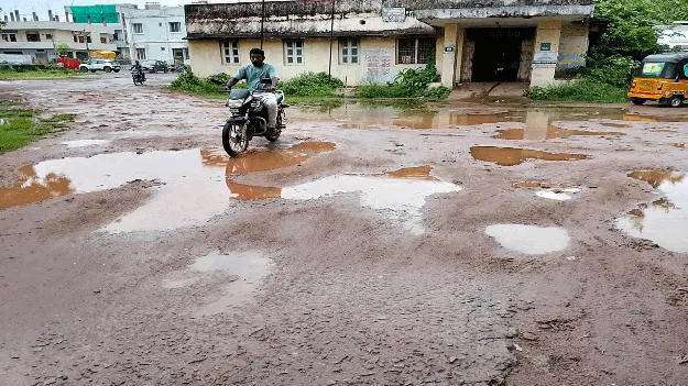 kumaram bheem asifabad- ఆసుపత్రి ఆవరణలో గుంతలు 