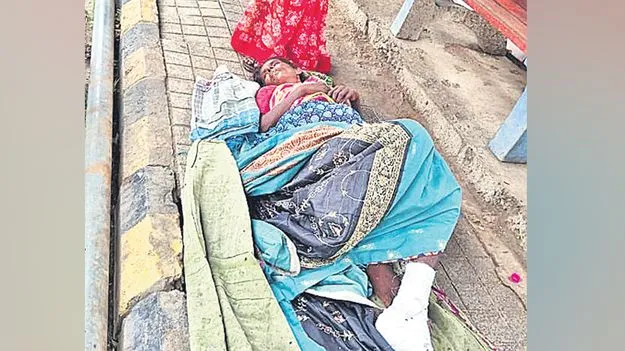 Nizamabad: చికిత్స చేయకుండా ఆస్పత్రి షెడ్డులో వదిలేసి! 