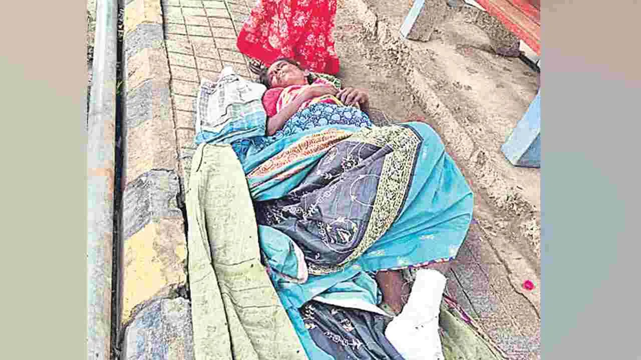 Nizamabad: చికిత్స చేయకుండా ఆస్పత్రి షెడ్డులో వదిలేసి! 