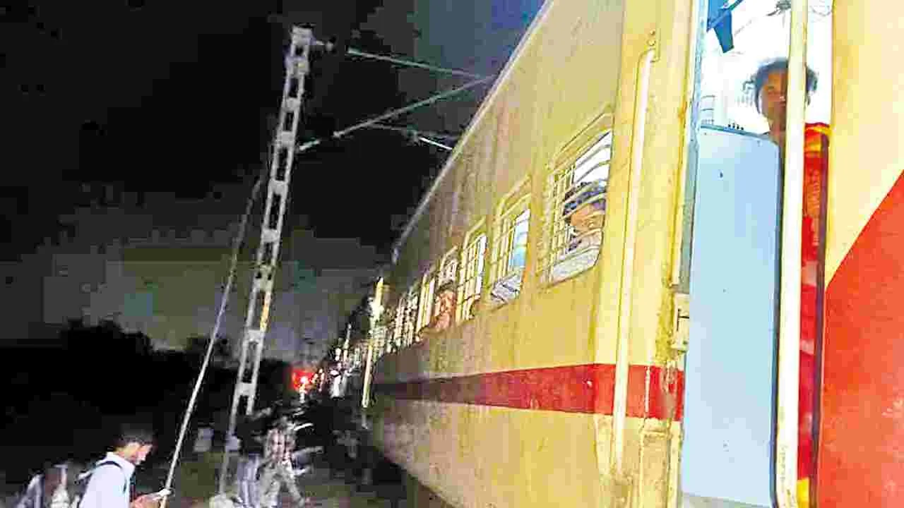 Dharmavaram: సెవెన్‌ హిల్స్‌ ఎక్స్‌ప్రెస్‌కు తప్పిన ప్రమాదం