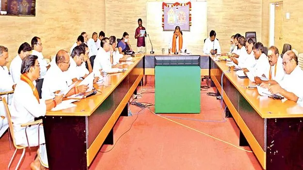 సమావేశంలో మాట్లాడుతున్నఈవో శ్రీనివాసరావు