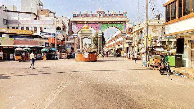 లాడ్జీల ధరలకు రెక్కలు