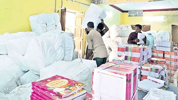 ప్రతి విద్యార్థికి విద్యామిత్ర కిట్‌ 