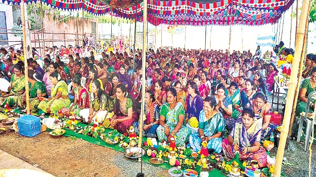 సామూహికంగా కుంకుమ పూజలు