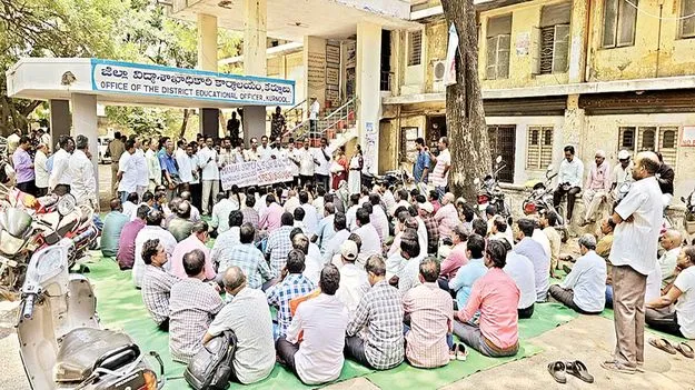 టీచర్లకు మాన్యువల్‌ కౌన్సెలింగ్‌ నిర్వహించాలి 