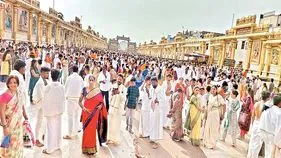మంత్రాలయానికి పోటెత్తిన భక్తులు