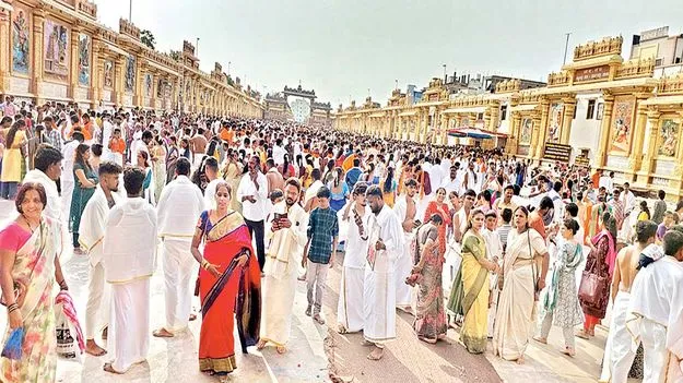 మంత్రాలయానికి పోటెత్తిన భక్తులు