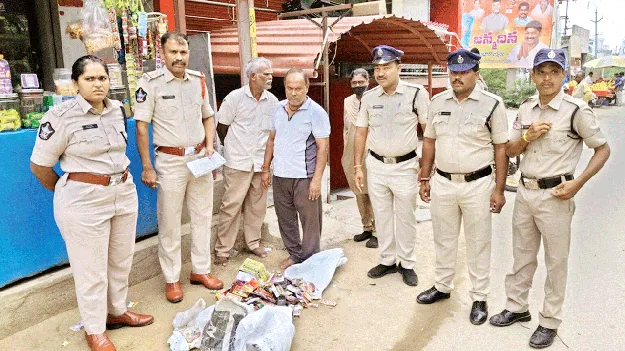 విద్యాసంస్థల వద్ద గుట్కాలు, సిగరెట్లు అమ్మరాదు