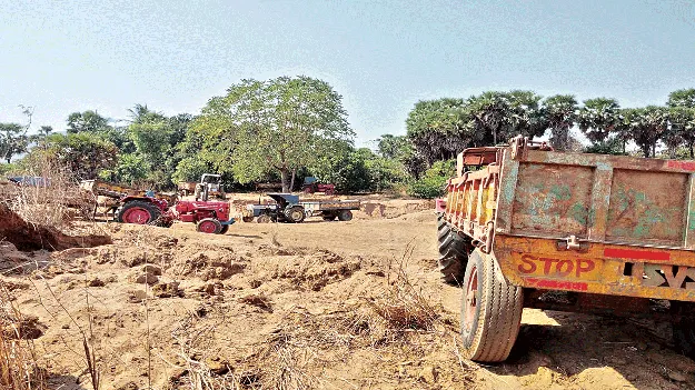 ఇసుక తోడేస్తున్నారు