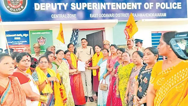 పెల్లుబికిన ఆగ్రహం